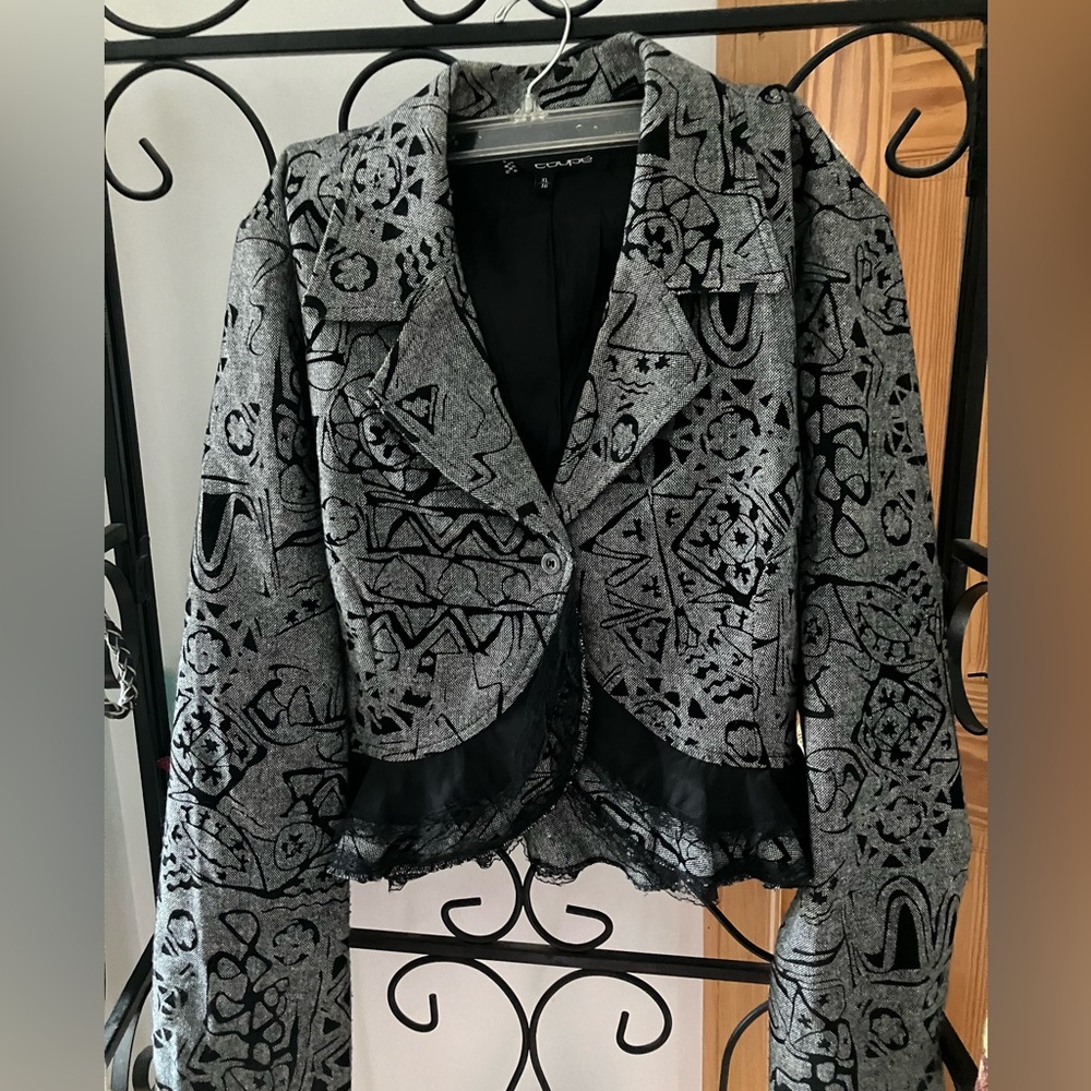 NWOT ‼️HP‼️COUPE CROPPED PRINT BLAZER SATIN AND LACE TRIM ON BOTTOM FULLY LINED
